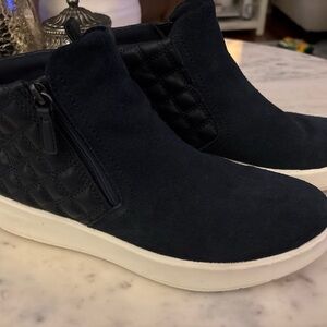 Clarks Navy Blue  Quilted Sneakers